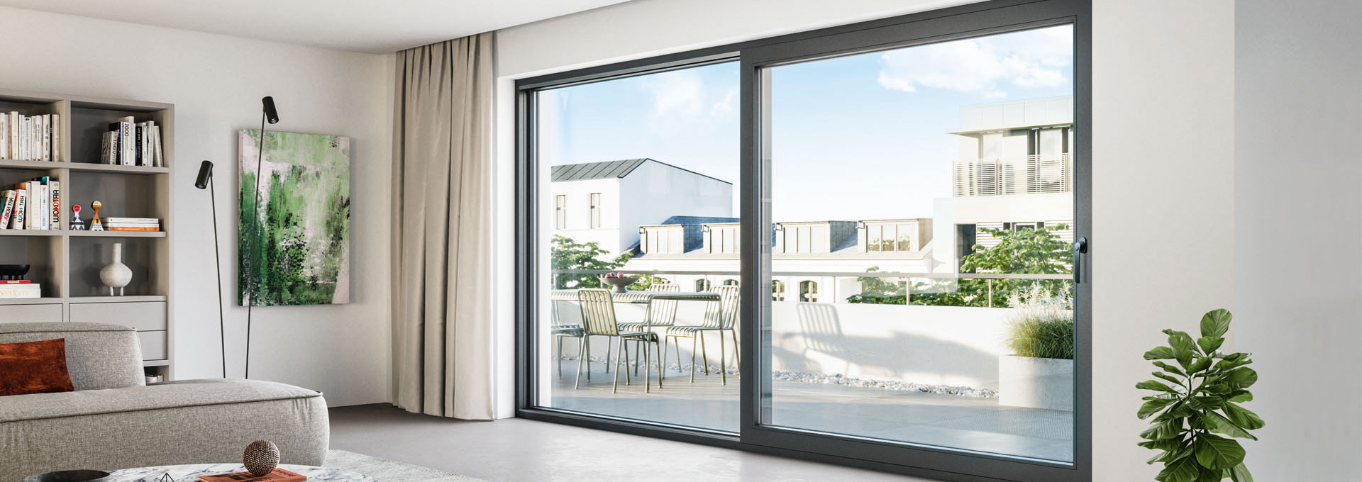 Isolamento acustico Schüco: sistemi scorrevoli in PVC per la città Vetrata scorrevole Schüco in PVC grigio scuro che si affaccia su un terrazzo urbano, garantendo silenzio e isolamento acustico.