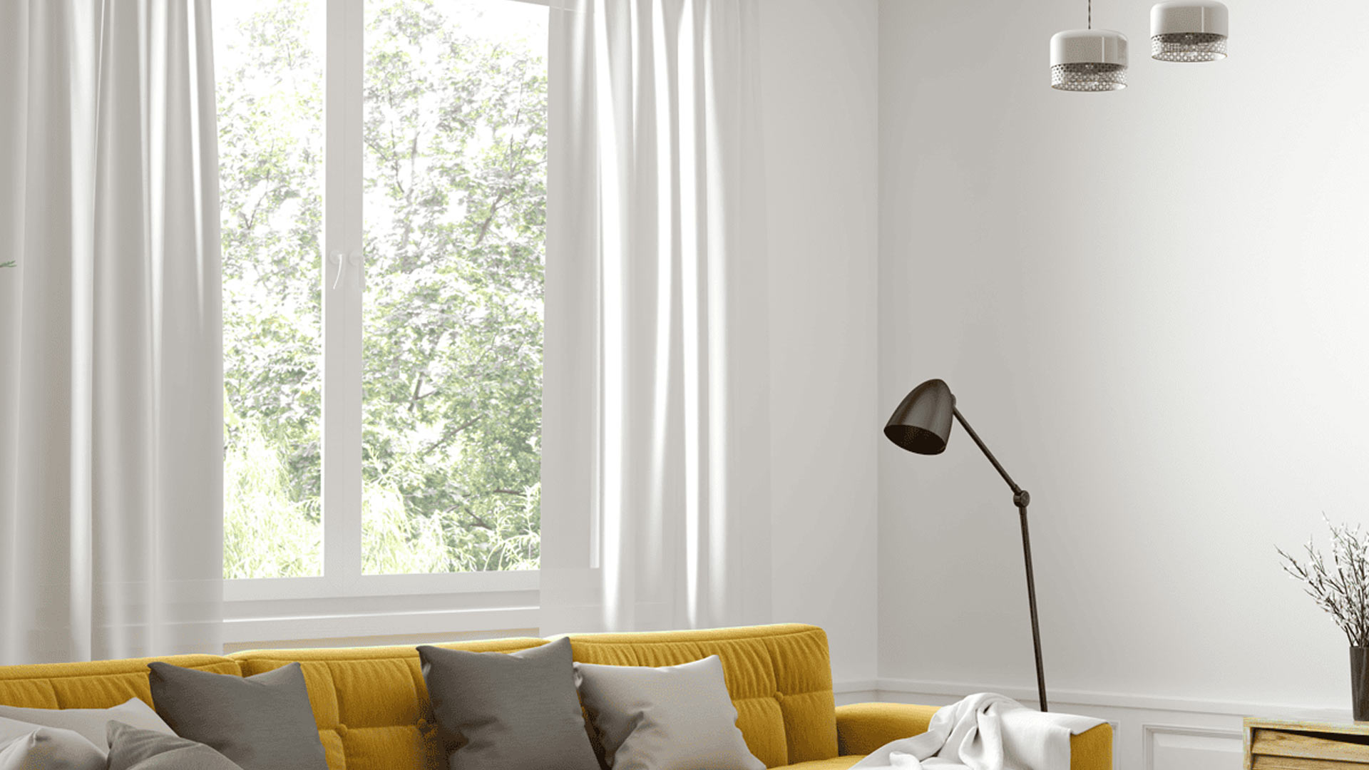 Salotto minimalista dai toni neutri con divano senape e un'ampia finestra in PVC bianco Exentia, caratterizzata da linee rigorose e squadrate a 90 gradi.