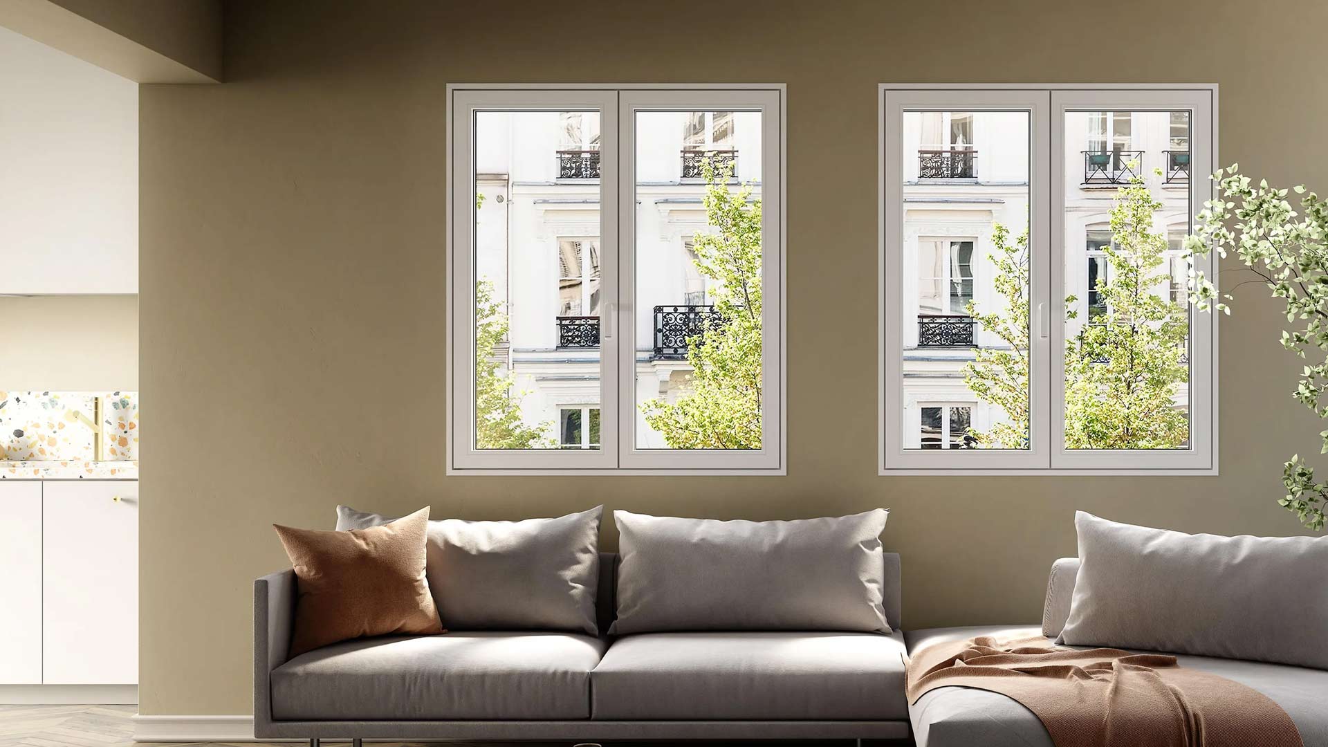 Luminoso soggiorno moderno con due finestre a battente in PVC bianco Schüco Living, che affacciano su eleganti palazzi cittadini.