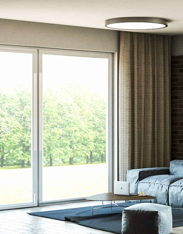 Spaccato tecnico del profilo in PVC a 6 camere Sintesi con finitura effetto legno chiaro, che mostra il rinforzo metallico interno, le tre guarnizioni e la vetrocamera.