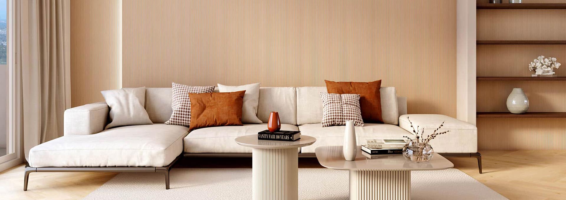 Boiserie e rivestimenti da parete Déco: calore e design per interni Salotto moderno con rivestimento da parete Déco a listelli verticali in legno chiaro ad effetto acustico e decorativo, dietro un divano bianco.
