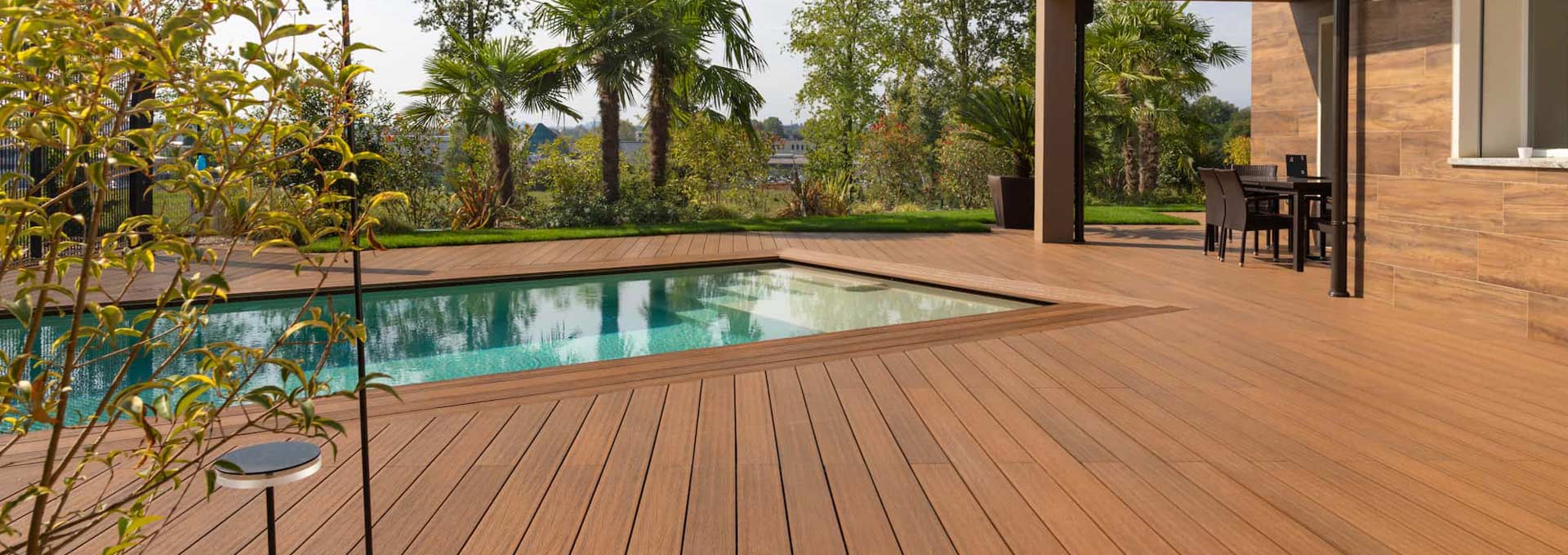 Decking per esterni Déco: pavimenti perfetti per piscine e terrazzi Bordo piscina e solarium realizzati con pavimentazione decking in legno composito Déco, resistente all'acqua e agli agenti atmosferici.