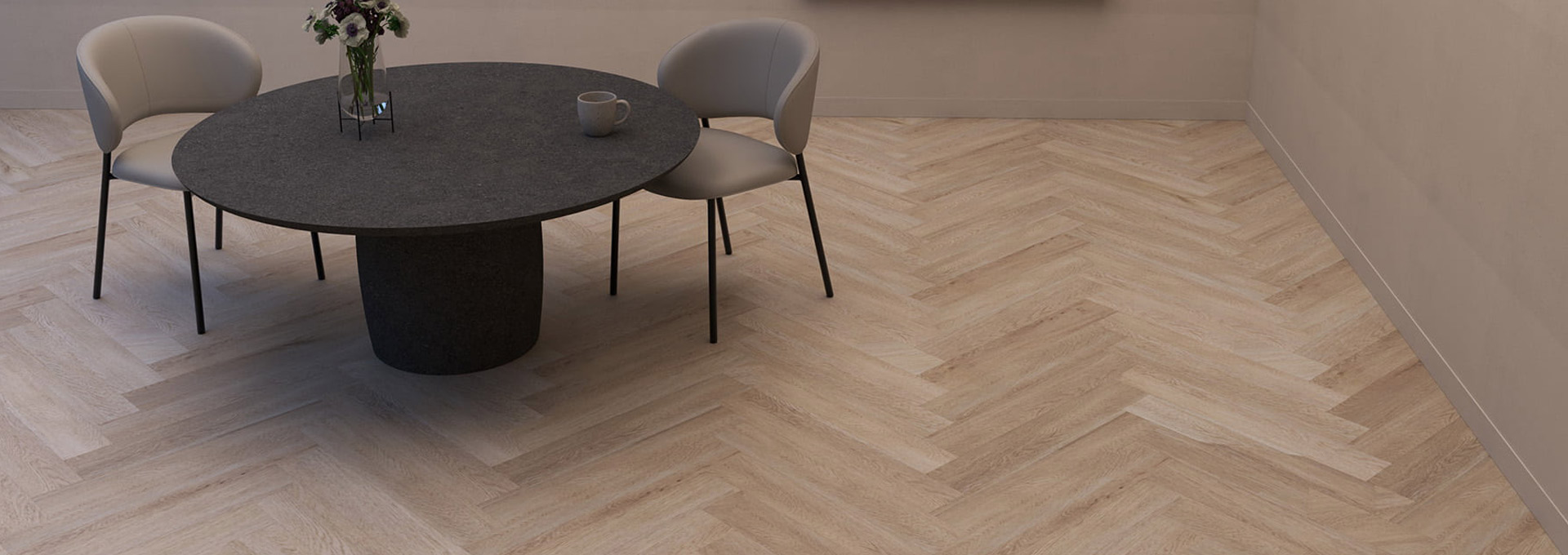 Parquet a spina di pesce Déco: il fascino classico incontra il design moderno Dettaglio di un pavimento in parquet Déco posato a spina di pesce chiara, in una moderna sala da pranzo con tavolo rotondo.