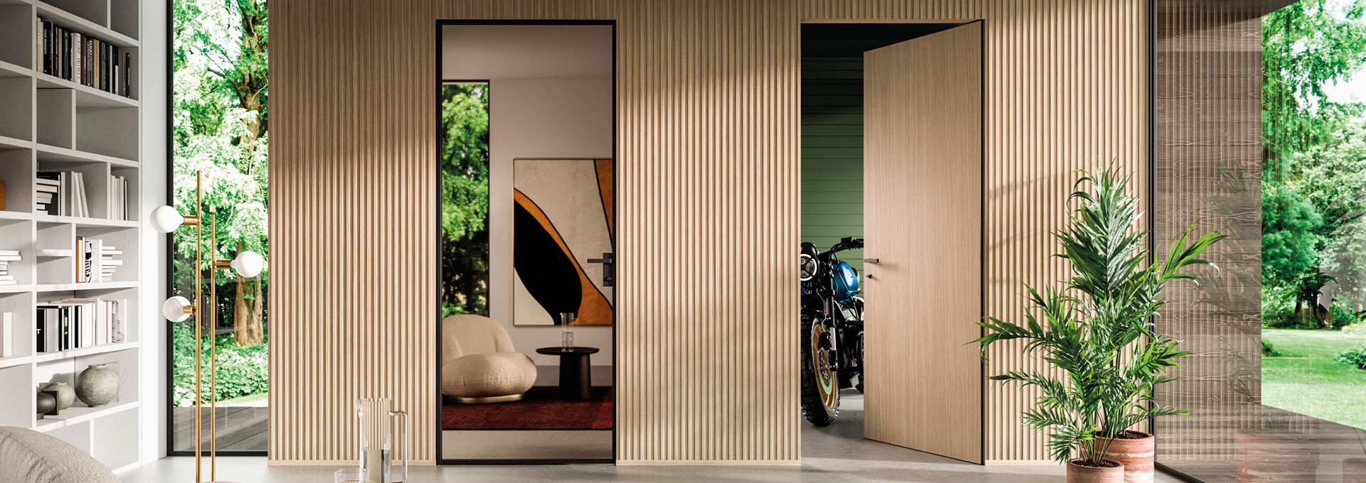 Personalizzazione DoorArreda: finiture artistiche per interni di lusso Dettaglio di porte interne filomuro DoorArreda con finitura grigia e inserto artistico dorato a forma di crepa, posizionate vicino a una scala moderna in legno.