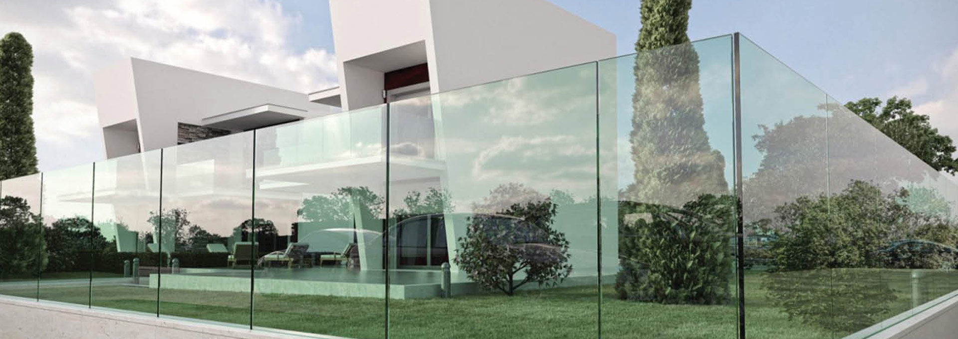 Balaustre in vetro Faraone per esterni: sicurezza senza compromessi estetici Balaustra in vetro strutturale Faraone installata a perimetro del giardino di una villa moderna, che unisce sicurezza e design invisibile.