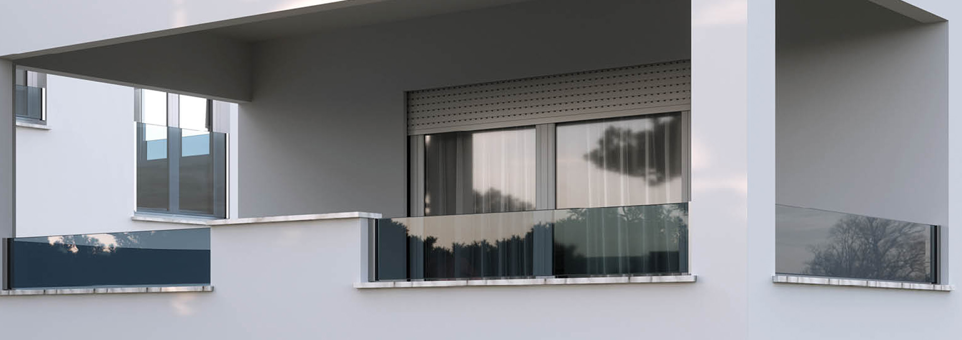 Parapetti Faraone per balconi: architettura minimale e massima luce Balconi di un edificio moderno protetti da parapetti in vetro Faraone con fissaggio a pavimento e profilo inferiore scuro.