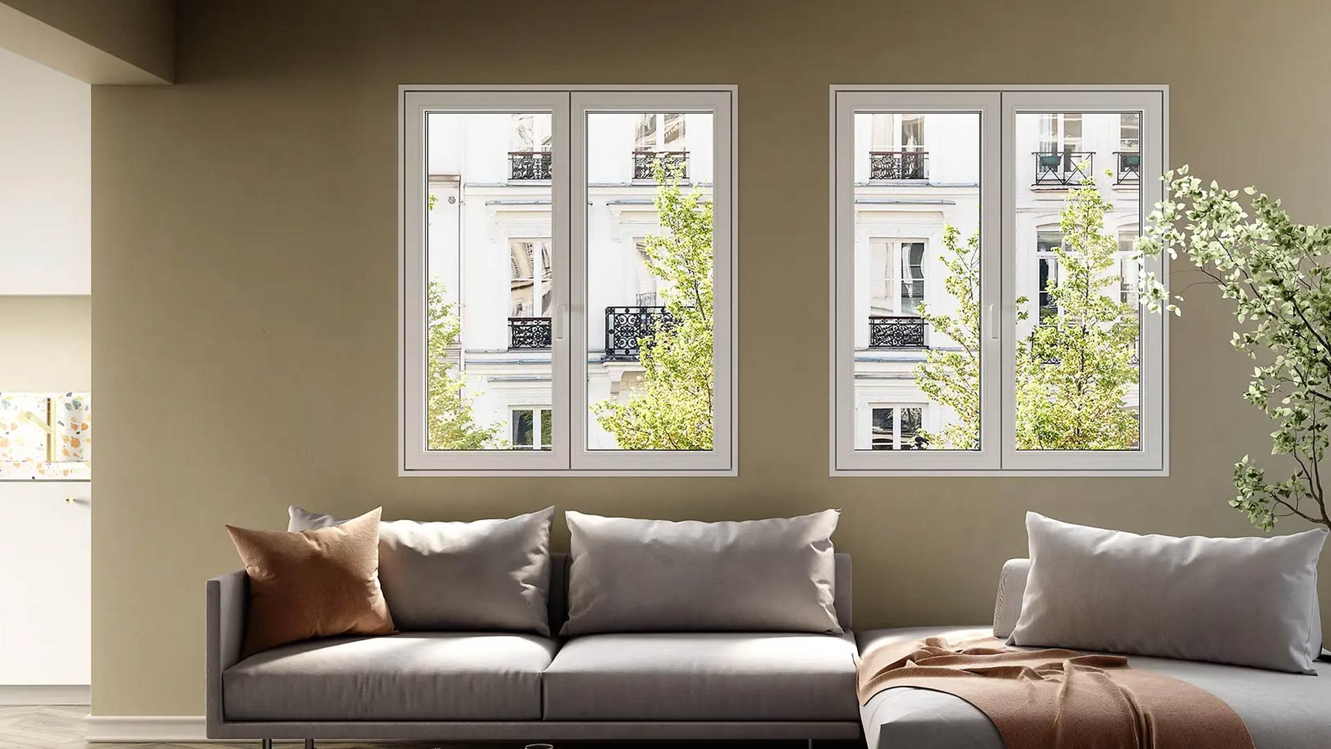 Elegante soggiorno moderno dai toni caldi con due finestre a battente in alluminio bianco Schüco, che incorniciano luminosi palazzi storici.