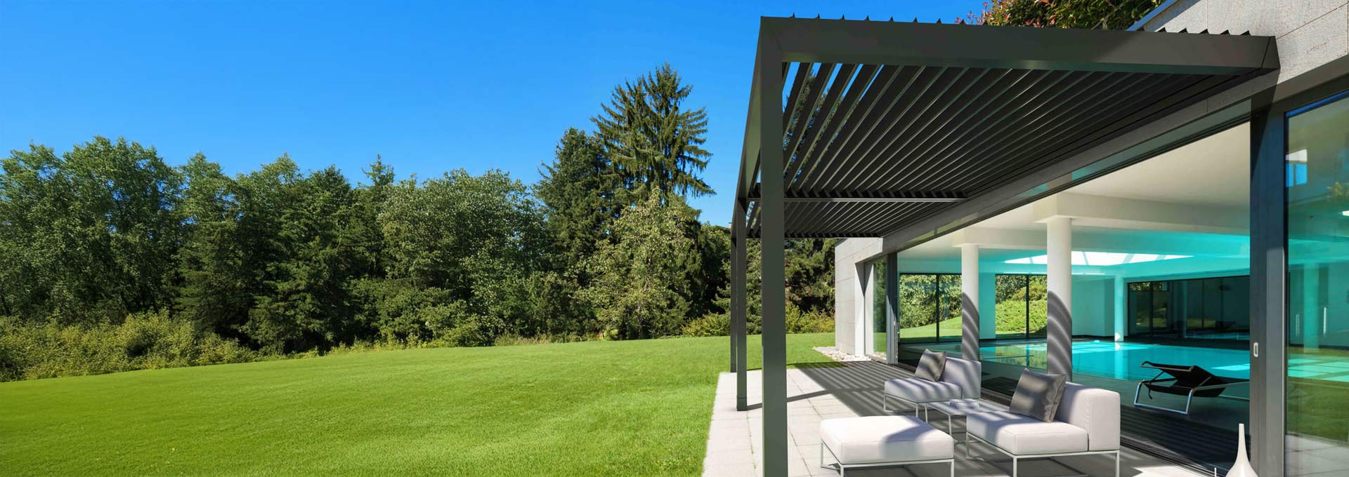 Pergole bioclimatiche KE: design e comfort per ville moderne Pergola bioclimatica KE dal design moderno e minimale nero, con lame frangisole orientabili aperte, installata a bordo piscina.