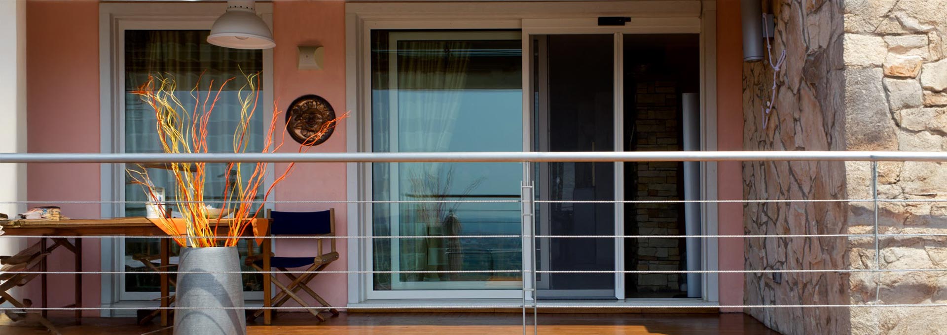 Zanzariere Bettio per porte-finestre: comfort e aerazione naturale Zanzariera Bettio a scorrimento laterale per porte-finestre installata su un patio arredato, ideale per vivere l'outdoor senza insetti.