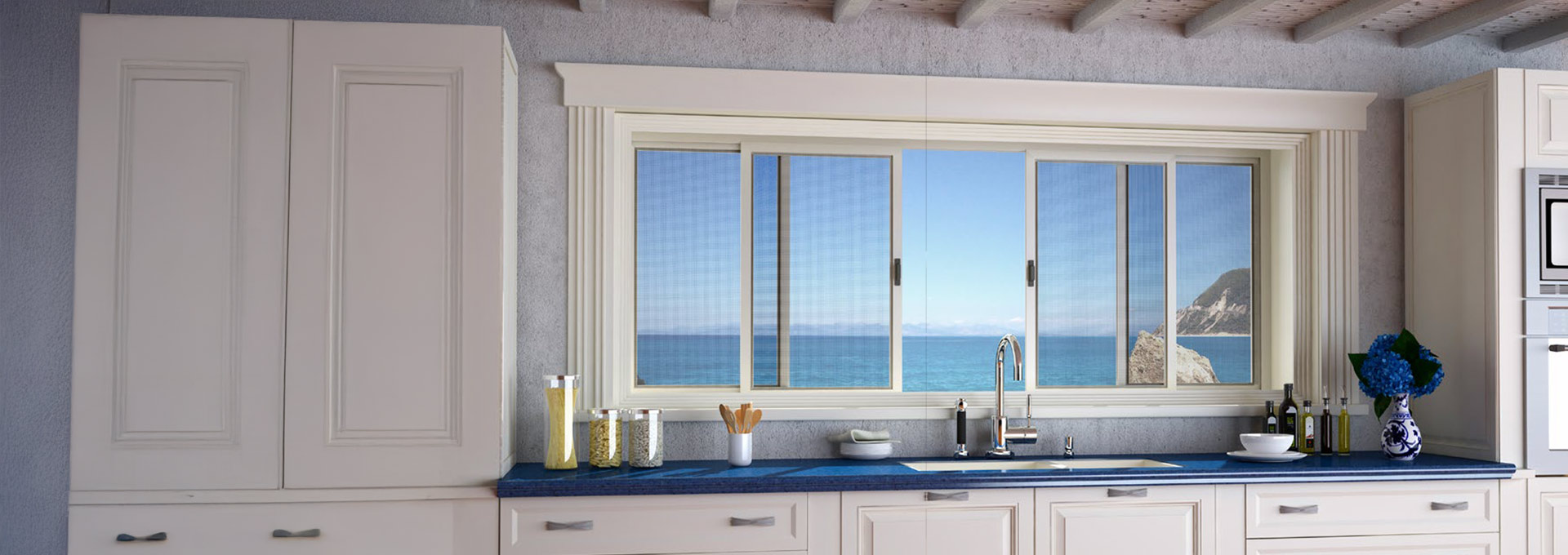 Zanzariere Bettio a incasso: protezione invisibile e design pulito Cucina luminosa vista mare con zanzariera Bettio a incasso perfettamente integrata nell'infisso, per una visione nitida del panorama.