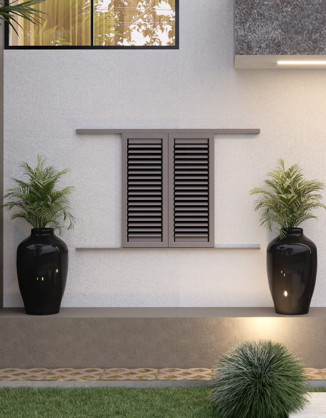 Facciata di una villa moderna bianca con persiane scorrevoli in alluminio finitura effetto legno, posizionate a copertura delle ampie finestre.
