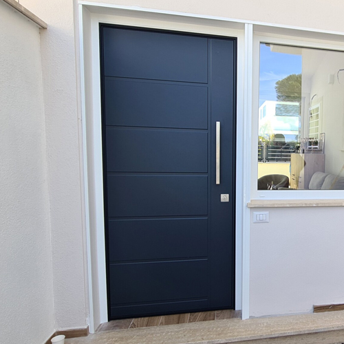 Elegante porta blindata scura con pannelli orizzontali integrata in un ingresso moderno