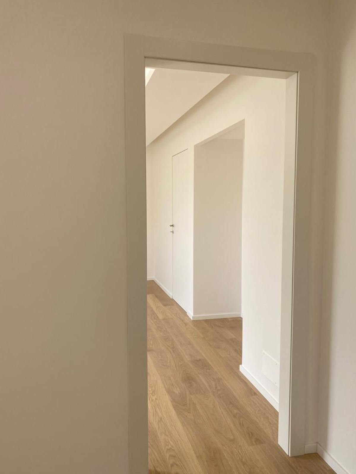 Disimpegno luminoso con porte filomuro bianche DoorArreda modello Tineo aperte