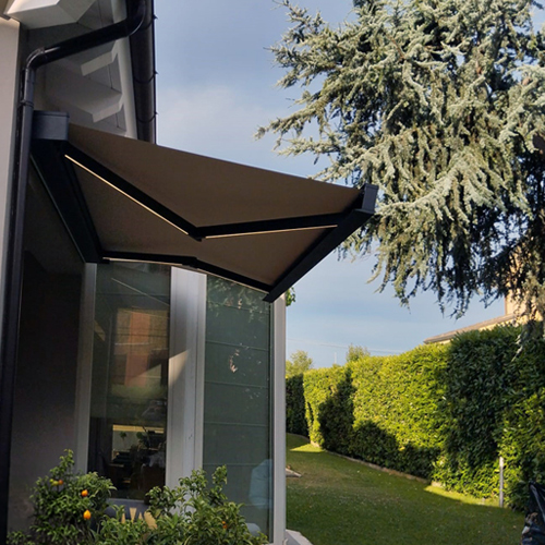Tenda da sole a cassonetto KE Qubica Flat aperta con illuminazione LED integrata