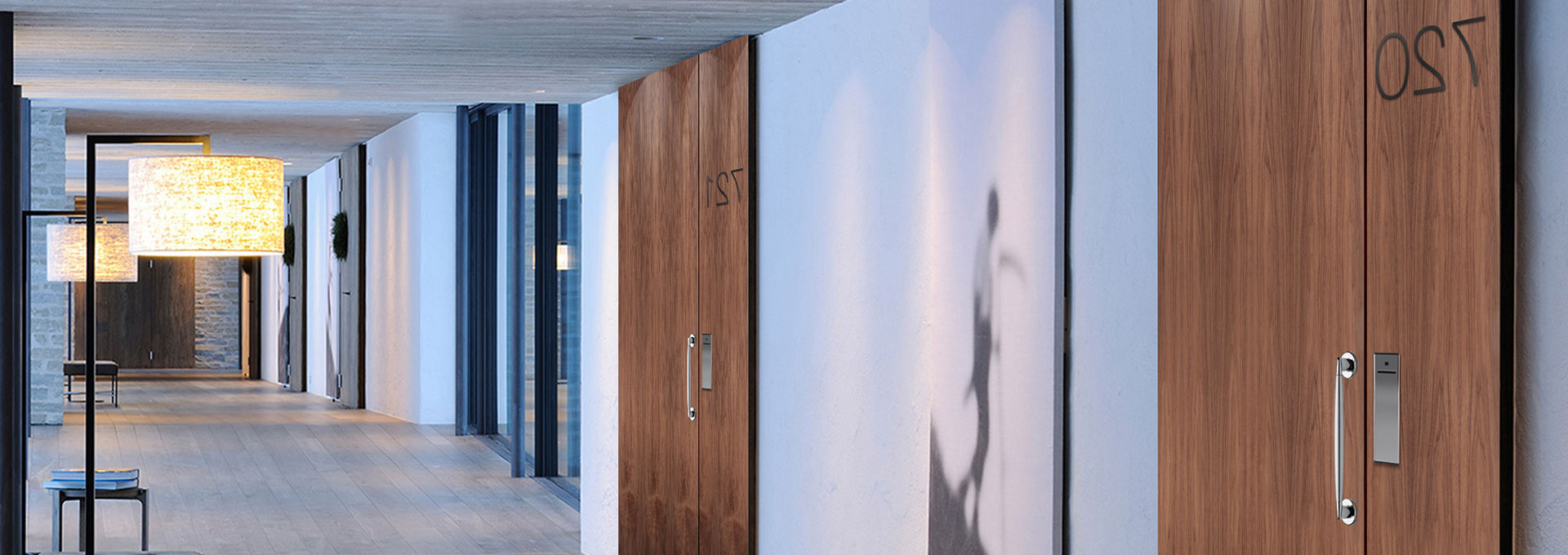 Porte interne Agoprofil a Roma: eleganza del vero legno Galleria espositiva con porte interne Agoprofil in legno di noce con maniglioni lunghi in acciaio e sistema di apertura moderno.