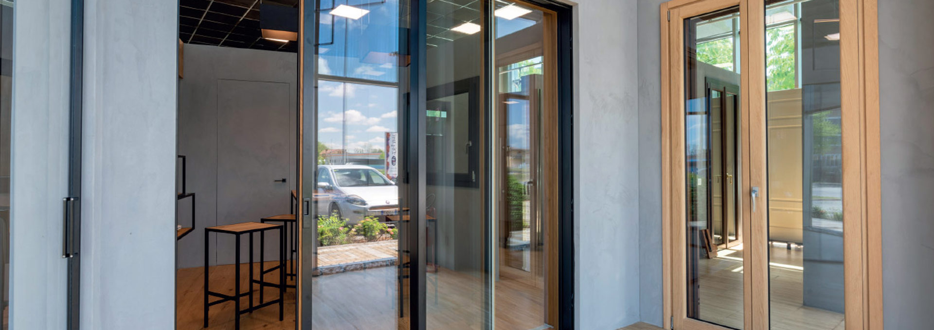 Showroom DMR Roma: tocca con mano la qualità del legno-alluminio Esposizione showroom StoreLab a Roma con campioni di infissi DMR in legno-alluminio, sistemi scorrevoli e porte-finestre dal design naturale.