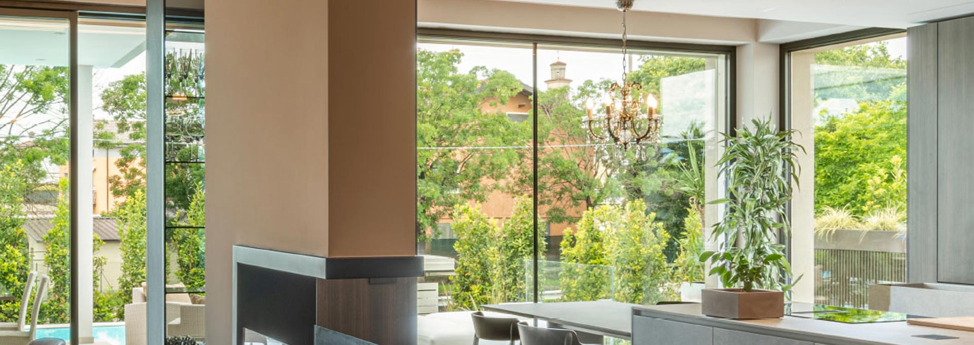 Infissi DMR a Roma: il prestigio del legno con la forza dell'alluminio Installazione di grandi vetrate DMR a profilo minimale in un ambiente luxury, con finiture in legno pregiato e massima trasparenza verso il giardino.