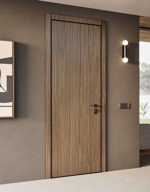 Dettaglio di un imponente portone blindato OKEY, con rivestimento esterno in legno finitura naturale caratterizzato da eleganti decori geometrici a scacchiera.