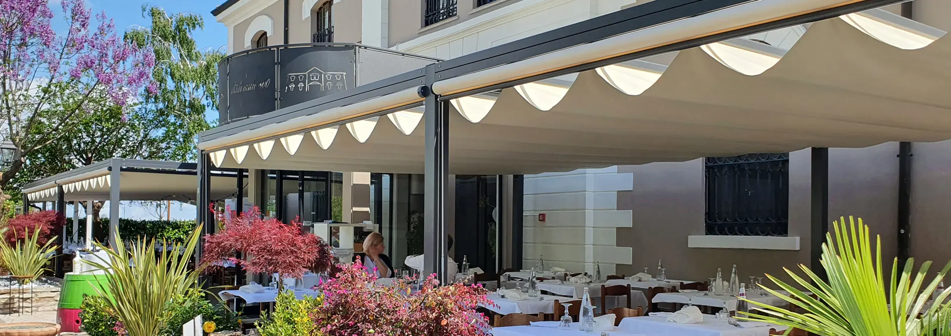 Pergole per ristoranti Giulio Barbieri a Roma: comfort ed eleganza per il tuo locale. Ampia pergola in alluminio Giulio Barbieri con tetto scorrevole a falde, installata per creare un'elegante zona d'ombra nel dehor di un ristorante.